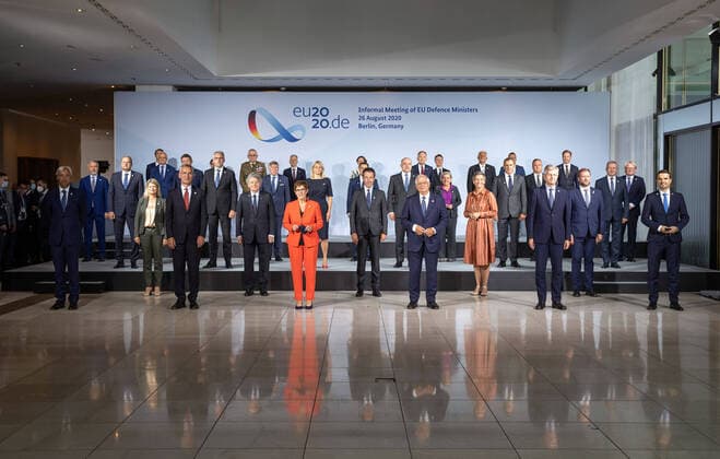 Bilder des Jahres 2020, News 08 August News Themen der Woche KW35 (200827) -- BERLIN, Aug. 27, 2020 -- Participants of an informal meeting of EU defense ministers pose for a group photo in Berlin, capital of Germany, Aug. 26, 2020. Josep Borrell, the high representative of the European Union (EU) for foreign affairs and security policy, said on Wednesday he would present a wide set of options for solving the disputes in the Eastern Mediterranean over natural gas deposits. ( Bundeswehr Handout via Xinhua) GERMANY-BERLIN-INFORMAL MEETING OF EU DEFENSE MINISTERS AndreaxBienert 