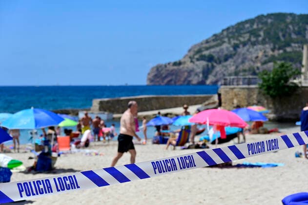 18 07 2020 Spain, Baleraren, Mallorca Camp de Mar Resort in the southwest of the island The Balearic government has ordered everyone to wear masks in public places to contain the pandemic Exceptions are hiking in nature and staying at the beach If beaches are crowded, they are