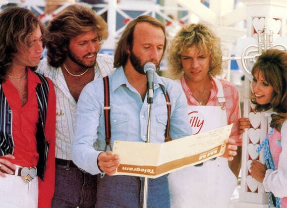 SGT. PEPPERS LONELY HEARTS CLUB BAND US 1980 ROBIN GIBB, BARRY GIBB, MAURICE GIBB, PETER FRAMPTON, SANDY FARINA Date: 1980. Strictly editorial use only in conjunction with the promotion of the film. Credit line mandatory. This image is copyright of the film company and is supplied under the terms of issue as film still. No commercial or book cover use permitted without prior consent from the film company.  Mandatory credit line: Image courtesy PARAMOUNT PICTURES Ronald Grant Archive Mary Evans