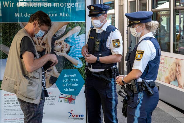 Wuerzburg, City, 27 08 2020, control of the mask duty in public transport Bild Control of the mask duty in public transport, also at the tram stop is a mouthguard duty, police officers control the compliance in the trams and at the stops, several per Copyright: HMBxMedia xHeikoxBecker