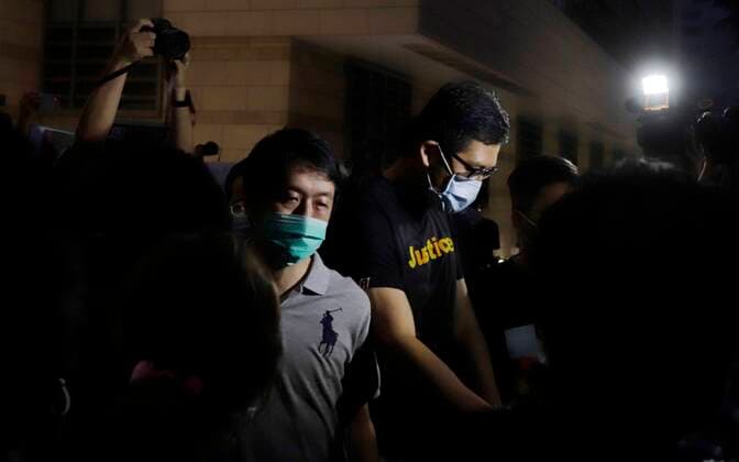 Bilder des Jahres 2020, News 08 August News Themen der Woche KW35 News Bilder des Tages August 27, 2020, Hong Kong, CHINA: Members of the HONG KONG DEMOCRATIC PARTY and the current lawmakers in the HKSAR Legislative Council, Lam Cheuk-ting ( R ) and Ted Hui ( L ) are released on bail on the evening leaving the courthouse surrounded by multiple of medias.Aug-27,2020 Hong Kong.ZUMA Hong Kong CHINA - ZUMAl137 20200827_zap_l137_017 Copyright: xLiauxChung-renx