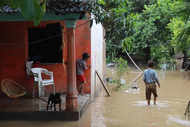 Two children look towards a flooded street outside their home due to the effects of the proximity of Tropical Storm Hernan, in Benito Juarez, Guerrero state, Mexico, 27 August 2020. Tropical storm Hernan, formed in the last hours in the Mexican Pacific, will generate heavy rains, even torrential, in several states of western Mexico, the National Meteorological Service (SMN) reported on Thursday. Tropical storm Hernan causes torrential rains in the Mexican Pacific !ACHTUNG: NUR REDAKTIONELLE NUTZUNG!  Copyright: xDavidxGuzmanx AME902 20200827-637341620781445656