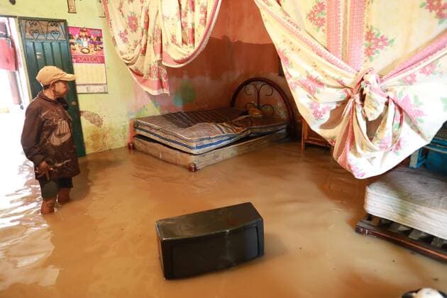 News Bilder des Tages A man remain inside a flooded room due to the damage caused by the proximity of tropical storm Hernan, in Benito Juarez, Guerrero state, Mexico, 27 August 2020. Tropical storm Hernan, formed in the last hours in the Mexican Pacific, will generate heavy rains, even torrential, in several states of western Mexico, the National Meteorological Service (SMN) reported on Thursday. Tropical storm Hernan causes torrential rains in the Mexican Pacific !ACHTUNG: NUR REDAKTIONELLE NUTZUNG!  Copyright: xDavidxGuzmanx AME904 20200827-637341621438182597
