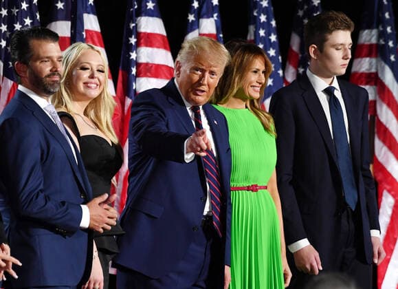 Bilder des Jahres 2020, News 08 August News Themen der Woche KW35 News Bilder des Tages President Donald Trump (C) stands with family members, son Donald Trump Jr, daughter Tiffany Trump, First Lady Melania Trump and son Barron Trump (L - R) after speaking on the fourth and final night of the Republican National Convention, on the South Lawn of the White House in Washington D.C., Thursday, August 27, 2020.  WDC20200827154 KEVINxDIETSCH