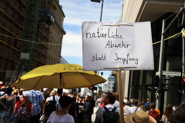 Demonstration Tag der Freiheit - Tausende feiern das Ende der Pandemie und den Tag der Freiheit in Berlin mit einem Umzug durch das Regierungsviertel - Berlin, Deutschland, DEU, GER, 01.08.2020 - Tausende Menschen gehen aus Protest gegen die Corona-Einschränkungen auf die Straße. Zur Demo aufgerufen haben die Stuttgarter Initiative ãQuerdenken 711Ò und die Berliner ãKommunikationsstelle Demokratischer WiderstandÒ, eine Mischung aus Verschwörungstheoretikern, Rechtsextremen und Virusleugnern. Trotz geltender Hygienevorschriften tragen die Demonstranten nur sehr vereinzelt einen Mund-Nasen-Schutz und halten keinen Abstand zueinander. Der Aufzug wird daraufhin vorzeitig aufgelöst und gegen den verantwortlichen Veranstalter Strafanzeige gestell