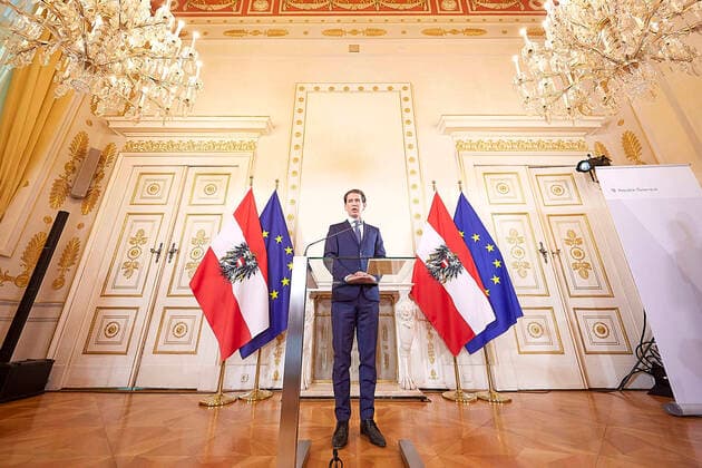 - Wien 28.08.2020 - Coronavirus Krise - Heute am Vormittag gab Bundeskanzler Sebastian Kurz (ÖVP) im Bundeskanzleramt eine Erklärung zur aktuellen Lage und einen Ausblick auf den Herbst ab. Haupthema war die Coronavirus Krise. Der Bundeskanzler sagte man müsse auf ein Aufflammen der Pandemie im Herbst und Winter vorbereitet sein was zu Verschärfungen der Vorsichtsmassnahmen führen könnte. Insgesamt aber geht Kurz von einer Eindämmung der Pandemie aufgrund wissenschaftlicher Fortschritte bis zum Sommer 2021 aus. PHOTO: Bundeskanzler Sebastian Kurz bei seiner Erklärung. Vienna (AUSTRIA) Corona Virus Crisis - This morning, Chancellor Sebastian Kurz (OVP) made a statement at the Federal Chancellery on the current situation and an outlook 