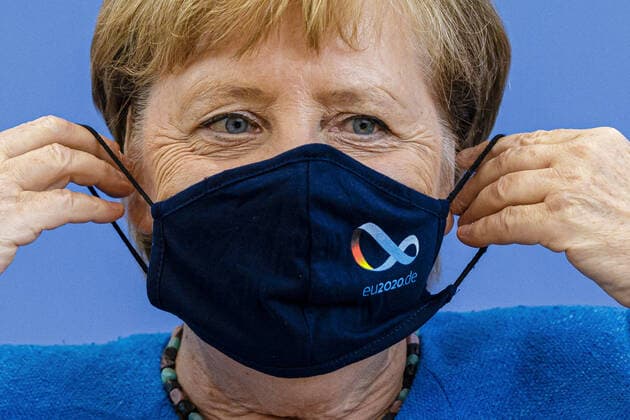 Federal Press Conference Chancellor Angela Merkel, CDU, pulls a mask on Berlin after a press conference, 28 08 2020 Berlin Germany Copyright: xThomasxTrutschel photothek.dex