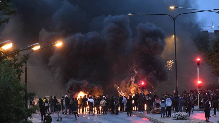 Bilder des Jahres 2020, News 08 August News Themen der Woche KW35 News Bilder des Tages Smoke billows from burning tyres and pallets and fireworks as a few hundred protesters riot in the Rosengard neighbourhood of Malmo, Sweden, on Aug. 28, 2020. The protest was sparked by the burning of a coran by members of Danish far-right party Stram Kurs earlier in the day. The party s leader Rasmus Paludan was denied entry to Sweden for a manifestation on Friday. MALMOE SWEDEN x50090x *** Smoke billows from burning tyres and pallets and fireworks as a few hundred protesters riot in the Rosengard neighbourhood of Malmo, Sweden, on Aug 28, 2020 The protest was sparked by the burning of a coran by members of Danish far right party Stram Kurs earlier in the day The party s leader Rasmus Paludan was denied entry to Sweden for a manifestati  Copyright: xTTx SWEDEN MALMO RIOTS