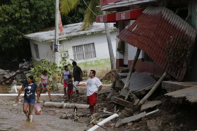 People rescue their belongings after a flood due to cyclone Hernan, in the municipality of Melaque, Mexico, 8 August 2020. Despite its weakening, the agency, the National Meteorological Service (SMN), requested extreme precautions due to torrential rains, strong winds and high waves in the Mexican Pacific states of Baja California Sur, Sinaloa, Nayarit and Jalisco. Tropical storm Hernan leaves flooding and damage on Mexican west coast !ACHTUNG: NUR REDAKTIONELLE NUTZUNG!  Copyright: xFranciscoxGuascox AME1291 20200829-637342710200311577
