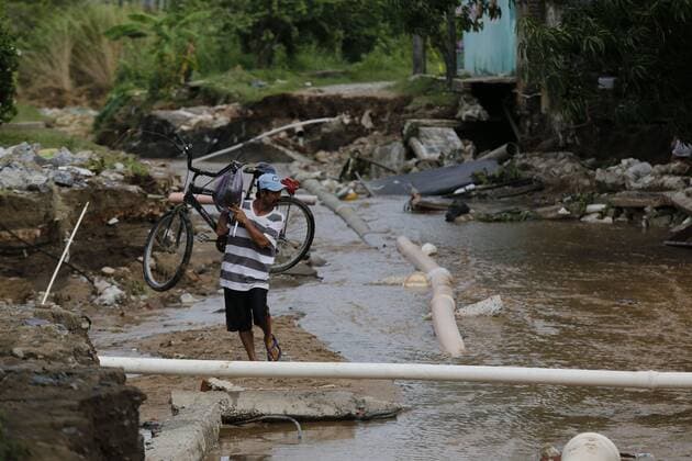 People rescue their belongings after a flood due to cyclone Hernan, in the municipality of Melaque, Mexico, 8 August 2020. Despite its weakening, the agency, the National Meteorological Service (SMN), requested extreme precautions due to torrential rains, strong winds and high waves in the Mexican Pacific states of Baja California Sur, Sinaloa, Nayarit and Jalisco. Tropical storm Hernan leaves flooding and damage on Mexican west coast !ACHTUNG: NUR REDAKTIONELLE NUTZUNG!  Copyright: xFranciscoxGuascox AME1300 20200829-637342710209686752