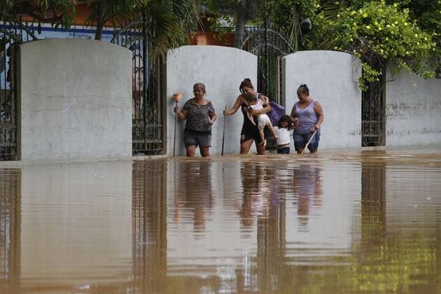 People rescue their belongings after a flood due to cyclone Hernan, in the municipality of Melaque, Mexico, 8 August 2020. Despite its weakening, the agency, the National Meteorological Service (SMN), requested extreme precautions due to torrential rains, strong winds and high waves in the Mexican Pacific states of Baja California Sur, Sinaloa, Nayarit and Jalisco. Tropical storm Hernan leaves flooding and damage on Mexican west coast !ACHTUNG: NUR REDAKTIONELLE NUTZUNG!  Copyright: xFranciscoxGuascox AME1298 20200829-637342710219686940
