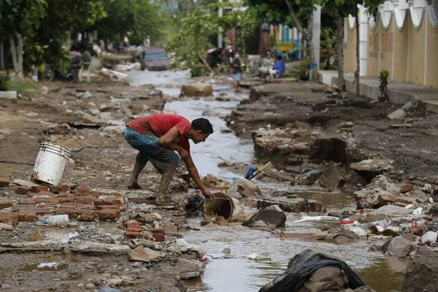 People rescue their belongings after a flood due to cyclone Hernan, in the municipality of Melaque, Mexico, 8 August 2020. Despite its weakening, the agency, the National Meteorological Service (SMN), requested extreme precautions due to torrential rains, strong winds and high waves in the Mexican Pacific states of Baja California Sur, Sinaloa, Nayarit and Jalisco. Tropical storm Hernan leaves flooding and damage on Mexican west coast !ACHTUNG: NUR REDAKTIONELLE NUTZUNG!  Copyright: xFranciscoxGuascox AME1286 20200829-637342710827807080