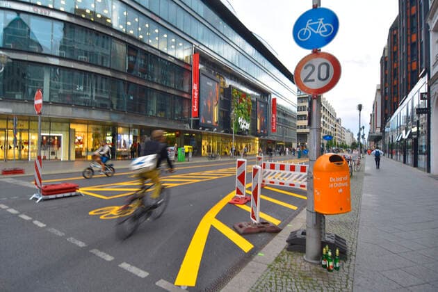 Bilder des Jahres 2020, News 08 August News Themen der Woche KW35 Von Freitag, 21.08.2020 bis 31.01.2021 bleibt ein Teil der Friedrichstrasse nur fuer Fussgaenger; Radfahrer und Lieferverkehr frei. Der 4m breite Radweg in der Mitte ist aufgebracht, bevor morgen am 29.08.2020 der Versuch gestartet wird. Galeries Lafayette, dann Quartier 205, mit fast allen zugeklebten Schaufenstern, Zeugen von Leerstand. *** From Friday, 21 08 2020 to 31 01 2021, a part of Friedrichstrasse will remain free only for pedestrians Cyclists and delivery traffic The 4m wide cycle path in the middle is paved before the trial starts tomorrow on 29 08 2020 Galeries Lafayette, then Quartier 205, with almost all the shop windows taped up, witnesses of vacancies