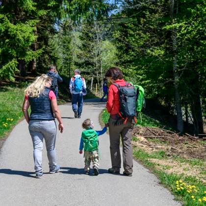 Familien-Tour auf einem Naturlehrpfad im Oberallgäu Familienwanderung im frühlingshaften Allgäu mit Schnee auf den Alpengipfeln und grünen saftigen Wiesen im Illertal, Maifeiertag an den Hängen der Hörnerkette. Wanderung mit Familie und Freunden Ofterschwang Ofterschwang Bayern Deutschland *** Family tour on a nature trail in the Oberallgäu Family hike in the spring-like Allgäu with snow on the Alpine peaks and green lush meadows in the Illertal, May Day on the slopes of the Hörnerkette Hike with family and friends Ofterschwang Ofterschwang Bavaria Germany