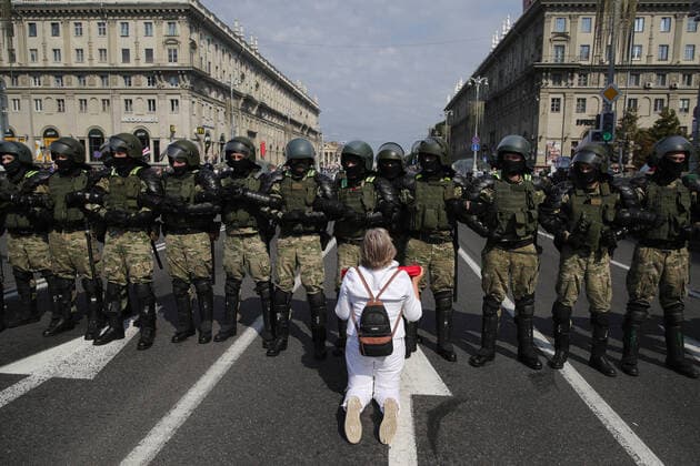 Bilder des Jahres 2020, News 08 August News Themen der Woche KW35 News Bilder des Tages MINSK, BELARUS - AUGUST 30, 2020: A Belarusian opposition supporter kneels in front of riot police officers during a protest in Independence Avenue. The announcement of the results of the 2020 Belarusian presidential election has sparked mass protests in Minsk and major cities across Belarus. Sergei Bobylev TASS  TS0E5306