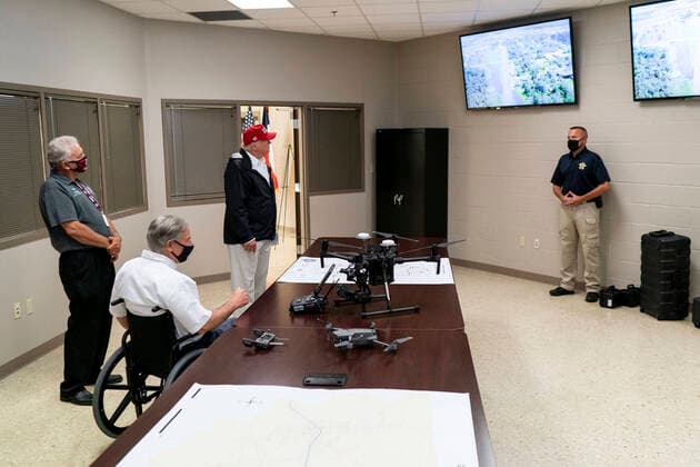 August 29, 2020, Orange, TX, United States of America: U.S. President Donald Trump and Texas Governor Greg Abbott view the emergency operations center at the Orange County Convention and Expo Center on the impact of Hurricane Laura August 29, 2020 in Orange, Texas. Orange United States of America - ZUMAp138 20200829_zaa_p138_022 Copyright: xShealahxCraighead WhitexHousex