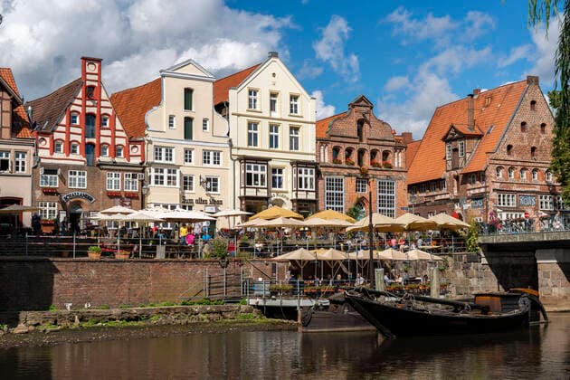 The old town of Lüneburg, square Stintmarkt at the river Ilmenau, historical harbour area, many restaurants, pubs, cafes, Lower Saxony, Germany, Lüneburg