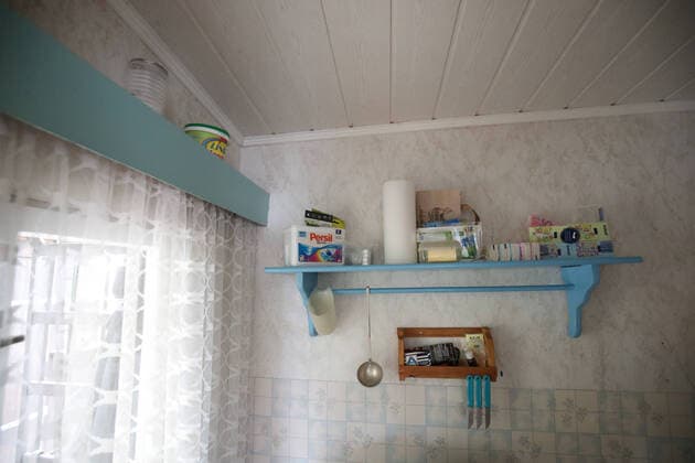 Inneneinrichtung in einer Kuchenzelle in einer Gartenlaube in einem Kleingarten in Egeln (Sachsen Anhalt) *** interior design in a cake cell in a summerhouse in an allotment garden in Egeln Sachsen Anhalt