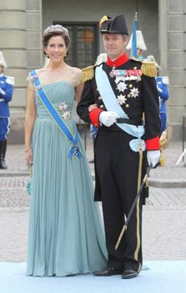 Schweden Hochzeit 19.06.2010 Kronprinz Frederik Andre Henrik Christian von Daenemark, Graf von Monpezat (Crown Prince, Prince of Denmark) + Frau Prinzessin Mary (geb. Mary Elizabeth Donaldson) im Paradehof des Koenigsschloss, Hoegvaktsterrassen, Stockholm, Schweden, bei der Feier zur Hochzeit von Victoria Kronprinzessin von Schweden und PrinzDaniel vonSchweden (geb. OlofDanielWestling) - 19.06.2010 - *** Sweden Wedding 19 06 2010 Crown Prince Frederik Andre Henrik Christian of Denmark, Count of Monpezat Crown Prince, Prince of Denmark Mrs Princess Mary née Mary Elizabeth Donaldson in the Parade Court of the Royal Palace, Hoegvaktsterrassen, Stockholm, Sweden, at the wedding ceremony of Victoria Crown Princess of Sweden and Prince Daniel