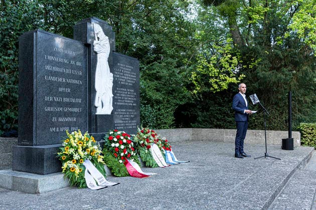DEUTSCHLAND, NIEDERSACHSEN, HANNOVER, 01.09.2020 - Gedenken zum Antikriegstag am 81. Jahrestag des Beginns des Zweiten Weltkriegs - Ehrenfriedhof am Maschsee-Nordufer - Belit Onay (Oberbürgermeister der Landeshauptstadt Hannover, Bündnis 90 Die Grünen) hält eine Rede vor dem Denkmal auf dem Ehrenfriedhof. Zum nicht-öffentlichen Gedenken luden die IG Metall Hannover und die Landeshauptstadt Hannover ein. *** GERMANY, NETHERSACHSEN, HANOVER, 01 09 2020 Commemoration of the Anti-War Day on the 81st anniversary of the beginning of World War II Cemetery of Honour at the Maschsee North Shore Belit Onay Lord Mayor of the City of Hannover, Bündnis 90 The Greens hold a speech in front of the monument at the Cemetery of Honour The IG Metall tr