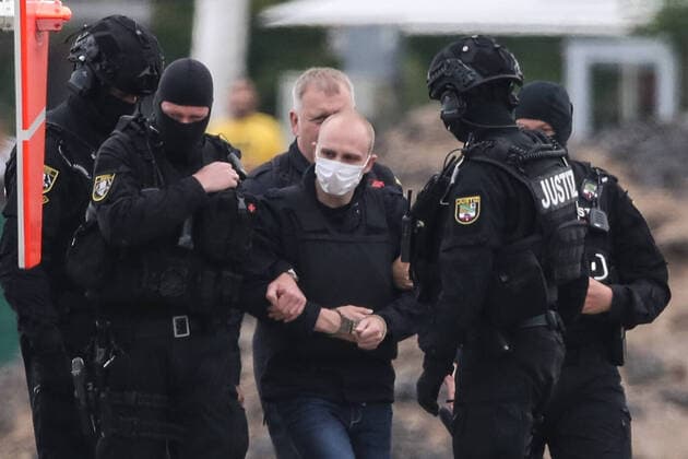 Angeklagter Stephan Balliet wird nach dem zweiten Verhandlungstag vom Flugplatz Magdeburg zur JVA Burg geflogen - Zweiter Prozesstag im Landgericht Magdeburg gegen den Halle Attentäter Stephan Balliet insgesamt fünf Richterinnen und Richter entscheiden am Ende über das Urteil, ein sechster steht als Reserve parat. Die Vorsitzende Richterin ist Ursula Mertens. 43 Nebenklägerinnen und -kläger sind zum Prozess am Landgericht in Magdeburg zugelassen, die von 21 Anwälten beraten werden. Personen Bitte Pixeln-Personen Unkenntlich machen *** Defendant Stephan Balliet is flown from Magdeburg airport to the JVA Burg after the second day of the trial Second day of the trial at Magdeburg Regional Court against the hall assassin Stephan Balliet A