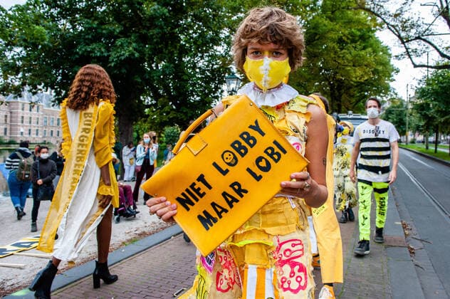 September 1, 2020, The Hague, South Holland, Netherlands: An XR model showing a bag with a climate message on it during the fashion show..An XR fashion show was carried out in front of the House of Representatives in The Hague. Models wore yellow, black, and white colourful second-hand outfits to symbolise the collectivity of bees, to show that thinking and working together can help us out of this crisis. The Hague Netherlands - ZUMAs197 20200901_zaa_s197_029 Copyright: xAnaxFernandezx