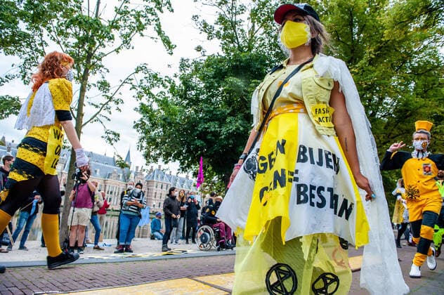 September 1, 2020, The Hague, South Holland, Netherlands: XR models cat walking with new XR designs during the fashion show..An XR fashion show was carried out in front of the House of Representatives in The Hague. Models wore yellow, black, and white colourful second-hand outfits to symbolise the collectivity of bees, to show that thinking and working together can help us out of this crisis. The Hague Netherlands - ZUMAs197 20200901_zaa_s197_030 Copyright: xAnaxFernandezx