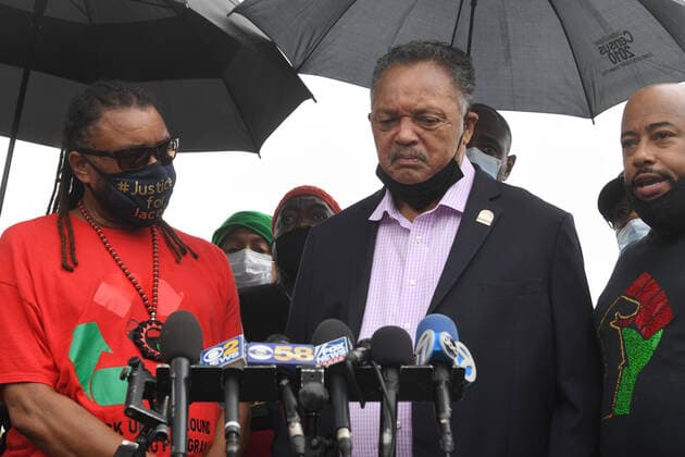 Bilder des Jahres 2020, News 09 September News Themen der Woche KW36 News Bilder des Tages September 1, 2020, Kenosha, Wisconsin, USA: His voice barely audible, the REV. JESSE JACKSON speaks at a street festival held in the block where Jacob Blake was shot seven times by police, concurrent with President Donald J. TrumpÃ¢â‚¬â ¢s visit to Kenosha, Wisconsin Tuesday September 1, 2020 in the wake of the violence following the police shooting of Blake. He is flanked by JUSTIN BLAKE, left, Jacob BlakeÃ¢â‚¬â ¢s uncle, and BISHOP TAVIS GRANT, National Field Officer for Rainbow Push. Kenosha USA - ZUMAh154 20200901_znp_h154_030 Copyright: xMarkxHertzbergx