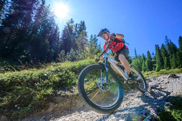 MTB Tour on the Itonskopf Two young athletes complete a demanding mountain bike tour together in the Montafon Sweaty ascents, tricky single trails and relaxed flow passages paired with beautiful scenery and spectacular views of the mountain world of Vorarlberg Experts on mountain bikes on a single trail Schruns Tschagguns Bartho