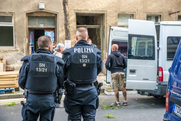 Bilder des Jahres 2020, News 09 September News Themen der Woche KW36 Am morgen des 2. September 2020 setzten ca. 50 Polizisten der Bereitschaftspolizei einen Räumungsbeschluss des Amtsgerichts Leipzig in der Ludwigstraße 71 im Osten der Messestadt durch. Dabei wurde ein Haus geräumt, dass seit dem 21. August 2020 von einer unbekannten Anzahl Menschen besetzt worden war. Das mehr als 20 Jahre leerstehende Haus sollte zu einem sozialen Wohnungsbauprojekt umgewandelt werden. Im Züge der Räumung sind 2 Personen festgenommen worden. Die Polizei hat dies jedoch noch nicht offiziell bestätigen wollen. *** On the morning of 2 September 2020, around 50 riot police officers enforced an eviction order issued by the Leipzig District Court at Ludwigstrasse 71 in the east of the trade fair city A house that had bee
