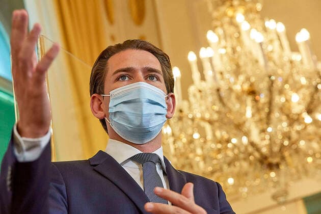- Wien 02.09.2020 - Corona-Krise - Heute am Vormittag fand im Bundeskanzleramt der erste Ministerrat der Bundesregierung von ÖVP und Grünen nach der Sommerpause statt. Hauptthema war wieder die Coronavirus Pandemie. Bei der anschliessenden Pressekonferenz wurden u.a Details zur Corona-Ampel bekanntgegeben. PHOTO: Bundeskanzler Sebastian Kurz (ÖVP), der seit längerer Zeit wieder mit Mund-Nasen-Schutzmaske aufgetreten ist nach dem anschliessenden Pressefoyer im gespräch mit Journalisten. Corona crisis - This morning the first Council of Ministers of the Federal Government of the ÖVP and the Greens took place in the Federal Chancellery after the summer break. The main topic was again the coronavirus pandemic. At the subsequent press co 