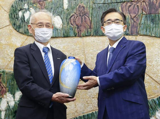 Nobel Prize-winning scientist Akira Yoshino Nobel Prize-winning scientist Akira Yoshino (L) poses with Aichi Gov. Hideaki Omura during a ceremony in Nagoya on Sept. 2, 2020, to receive an academic award from the central Japan prefecture and the prefectural capital. 