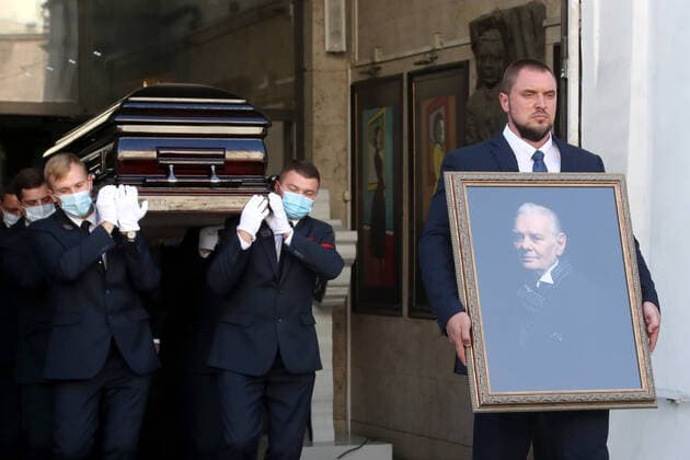 Bilder des Jahres 2020, Entertainment 09 September Entertainment Themen der Woche KW36 Entertainment Bilder des Tages MOSCOW, RUSSIA - SEPTEMBER 2, 2020: People carry the coffin and a portrait of actor and theatre director Vladimir Andreyev after a farewell ceremony at the Yermolova Theatre. Vladimir Andreyev passed away on 29 August at the age of 90. Valery Sharifulin TASS  TS0E589C