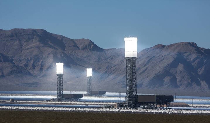 IMAGO Nature: Unsere Erde, Energiequellen, Solarthermie The Ivanpah Solar Power Facility, a concentrated solar thermal plant in the Mojave Desert near Ivanpah, California and Primm, Nevada, is one of the largest solar energy systems in the world. It uses 173,000 heliostat mirrors to concentrate the sun s energy onto three solar collectors that heat water to run steam turbines. Ivanpah Mojave Desert California United States Copyright: xJonxG.xFuller,xJr.x JGF-energy-solar-US-CA-4405