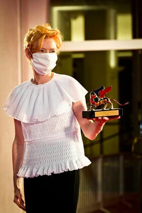 Photo IPP Daniele Cifala™ 02 09 2020 The 77th Venice Film Festival 77 Mostra Internazionale d™Arte Cinematografica in the photo Tilda Swinton receives the Golden Lion lifetime achievement award poses on the red carpet with the Golden Lion Lifetime achievement award  0