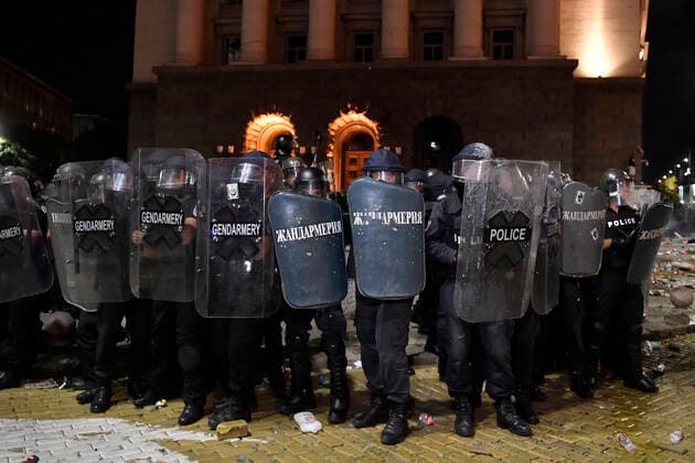 Bilder des Jahres 2020, News 09 September News Themen der Woche KW36 News Bilder des Tages BULGARIA: SOFIA PROTEST People clash with police during an anti-government protest in front of the Parliament Building in Sofia, Bulgaria on September 02, 2020. Credit: Alex Nicodim IMAGO SOFIA BULGARIA Copyright: xAlexxNicodimx