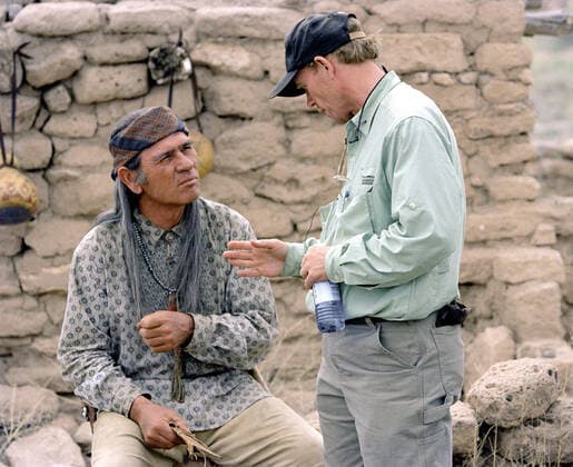 Picture 016 THE MISSING TOMMY LEE JONES, Director RON HOWARD Date: 2003. Strictly editorial use only in conjunction with the promotion of the film. Credit line mandatory. This image is copyright of the film company and is supplied under the terms of issue as film still. No commercial or book cover use permitted without prior consent from the film company.  Mandatory credit line: Image courtesy REVOLUTION STUDIOS IMAGINE ENTERTAINMENT Ronald Grant Archive Mary Evans