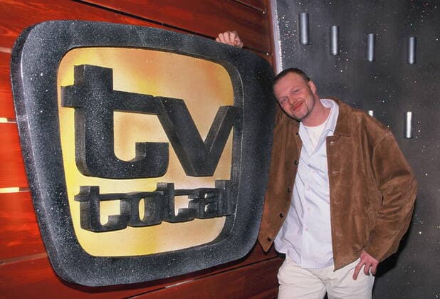 The presenter Stefan Raab in front of the logo in the TV Total Studio before his 1 show on 01 02 1999