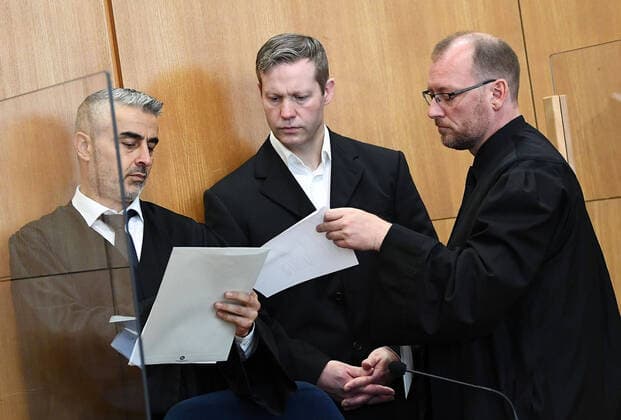 Bilder des Jahres 2020, News 09 September News Themen der Woche KW36 News Bilder des Tages 03.09.2020, xjhx, News Lokales, Prozess: Tod von Dr. Walter Luebcke - deloka, emonline, delahe emspor, v.l. Angeklagter Stephan Ernst mit seinen Verteidigern Mustafa Kaplan und Jörg Hardies vor dem Oberlandesgericht in Frankfurt wird heute der Prozess gegen zwei Männer fortgesetzt, die die Bundesanwaltschaft im Zusammenhang mit dem Tod des Politikers angeklagt hat. Der Kasseler Regierungspräsident Dr. Walter Luebcke (Walter Lübcke) wurde im Juni 2019 auf der Terrasse seines Hauses in Wolfhagen getötet. Frankfurt am Main *** 03 09 2020, xjhx, News Lokales, Trial Death of Dr Walter Luebcke deloka, emonline, delahe emspor, v l Defendant Stephan Ernst with his defense lawyers Mustafa Kaplan and Jörg Hardies at the Higher Regional Court in Fr