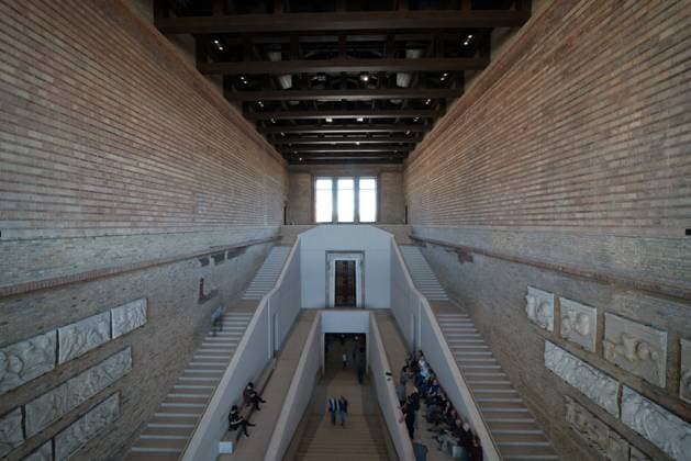Huge atrium inside the Pergamon Museum in Berlin  712763274672734212