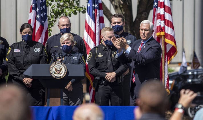 Bilder des Jahres 2020, News 09 September News Themen der Woche KW36 News Bilder des Tages September 3, 2020, Raleigh, NC, USA: Vice President Mike Pence applauds police officers after speaking before a crowd of law enforcement officers in Raleigh, North Carolina, where he received the endorsement the Southern States Police Benevolent Association on Thursday, Sept. 3, 2020. Raleigh USA - ZUMAm67_ 20200903_zaf_m67_032 Copyright: xTravisxLongx