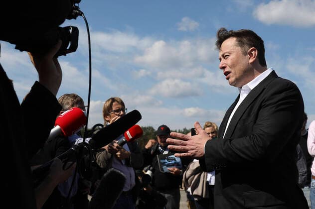 Elon Musk beim ersten Richtfest auf der Baustelle der Tesla Gigafactory Berlin-Brandenburg. Grünheide, 03.09.2020 *** Elon Musk at the first topping-out ceremony on the construction site of the Tesla Gigafactory Berlin Brandenburg Grünheide, 03 09 2020 Foto:xS.xGabschx xFuturexImage
