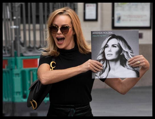 Bilder des Jahres 2020, Entertainment 09 September Entertainment Themen der Woche KW36 Entertainment Bilder des Tages . 04 09 2020. London, United Kingdom. Amanda Holden holds up a copy of her new album ÔSongs From My Heart Ô as she leaves the Global Radio studios in London.  xStephenxLockx xi-Imagesx IIM-21564-0009