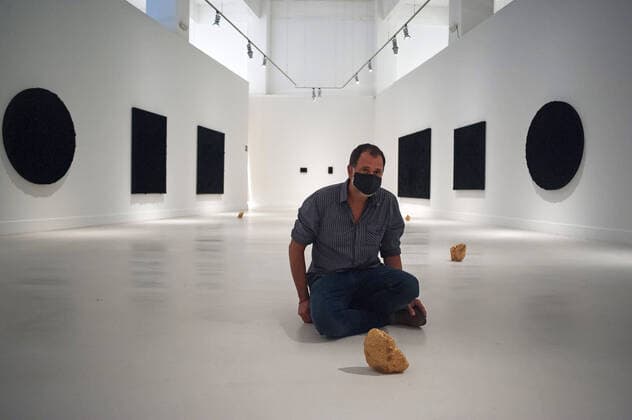 Bilder des Jahres 2020, Entertainment 09 September Entertainment Themen der Woche KW36 Entertainment Bilder des Tages September 4, 2020, Malaga, Spain: Mexican artist, Bosco Sodi poses for the media during the exhibition Ergo Sum at Contemporary Art Centre..Mexican artist, Bosco Sodi arrives with around 40 works such as black monochromatic paintings in different formats and gold sculptures. The artist is known for his use of raw, natural materials to create large-scale textured paintings and objects. The exhibition will run in Malaga from 04 September to 06 December 2020. Malaga Spain - ZUMAs197 20200904_zaa_s197_048 Copyright: xJesusxMeridax