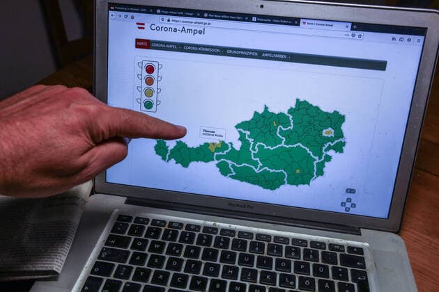 Start of the Corona traffic light in Austria Call for information on a MacBook Four regions in Austria have been switched to amber The medium risk areas affected are Vienna, Linz, Graz and the district of Kufstein Austrian Federal Ministry of Social Affairs, Health, Care and Consumer Protection