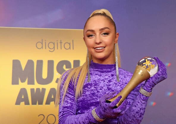 Entertainment Bilder des Tages MOSCOW, RUSSIA - SEPTEMBER 4, 2020: Ukrainian singer Mari Kraimbrery (Maryna Zhadan) attends an online ceremony to present the 3rd annual Zhara Music Awards at Karo 11 Oktyabr Cinema. Vyacheslav Prokofyev TASS  TS0E5DCE