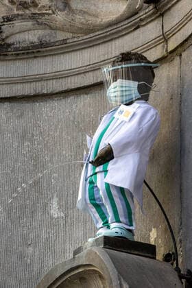 Bilder des Jahres 2020, News 09 September News Themen der Woche KW36 Illustration picture shows the Manneken Pis statue in the city centre of Brussels wearing a uniform to honour the healthcare staff, Saturday 05 September 2020.  NICOLASxMAETERLINCK 2538414