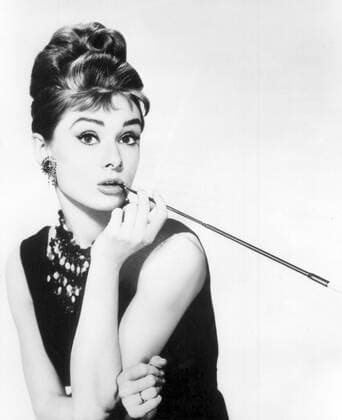 BREAKFAST AT TIFFANYS US 1961 AUDREY HEPBURN Date: 1961. Strictly editorial use only in conjunction with the promotion of the film. Credit line mandatory. This image is copyright of the film company and is supplied under the terms of issue as film still. No commercial or book cover use permitted without prior consent from the film company.  Mandatory credit line: Image courtesy PARAMOUNT PICTURES Ronald Grant Archive Mary Evans