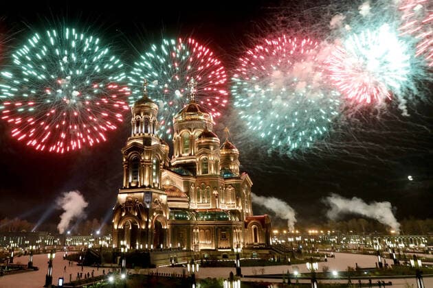 Bilder des Jahres 2020, News 09 September News Themen der Woche KW36 News Bilder des Tages MOSCOW REGION, RUSSIA - SEPTEMBER 6, 2020: Fireworks go off over the Main Cathedral of the Russian Armed Forces after a concert by participants in the Spasskaya Tower International Military Music Festival. Mikhail Japaridze TASS  TS0E6188