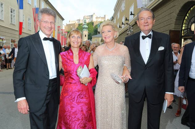 Salzburger Festspiele 04.08.2015 (R-L) Juergen R. Thumann (BDI, Europaeische Arbeitgebervereinigung BUSINESSEUROPE) + Frau, Unternehmerin Maria - Elisabeth Schaeffler (Continental, Gruppe) + Begleitung bei der Auffahrt zu der Premiere der Oper - Fidelio -, Grosses Festspielhaus, Hofstallgasse, Salzburg, anlaesslich der Salzburger Festspiele - 04.08.2015 - *** Salzburger Festspiele 04 08 2015 R L Juergen R Thumann BDI, European Employers Association BUSINESSEUROPE Woman, entrepreneur Maria Elisabeth Schaeffler Continental, Group Accompaniment during the ascent to the premiere of the opera Fidelio , Grosses Festspielhaus, Hofstallgasse, Salzburg, on the occasion of the Salzburger Festspiele 04 08 2015